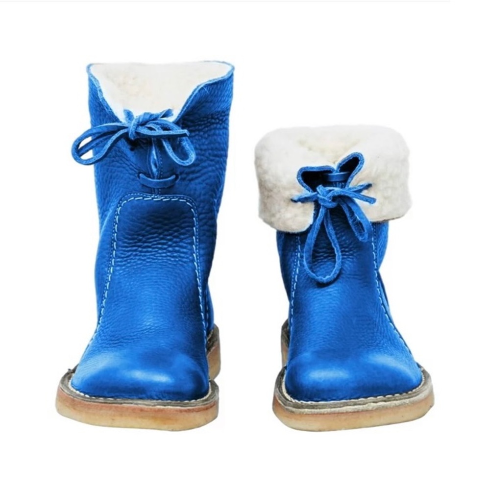 Blue boots with fuzzy insides